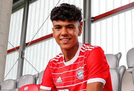 البايرن يتعاقد رسميا مع ظهير أيسر برشلونة المغربي / ٱدم أزنو /