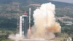 الصين تطلق ثلاث أقمار صناعية بينها قمر لرصد الكربون في النظام البيئي