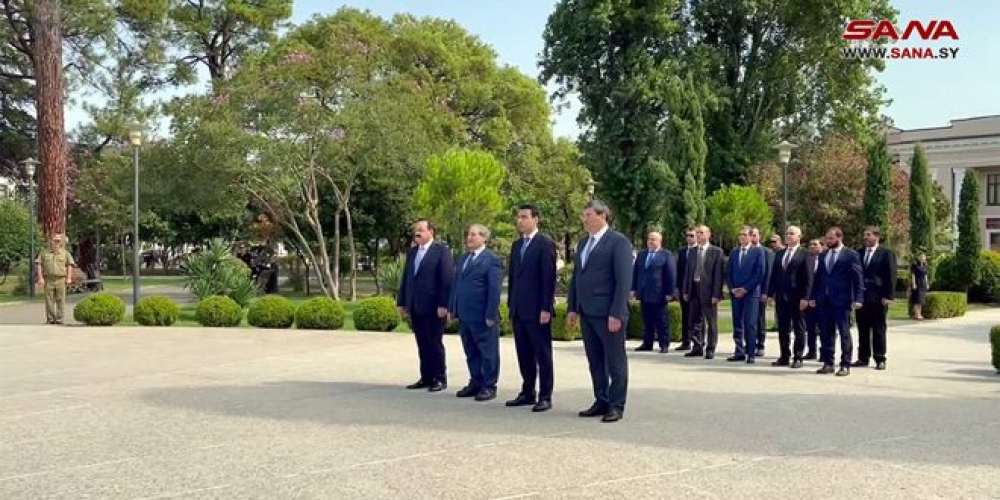 المقداد يضع إكليلاً من الزهور على النصب التذكاري للحرب الوطنية الأبخازية