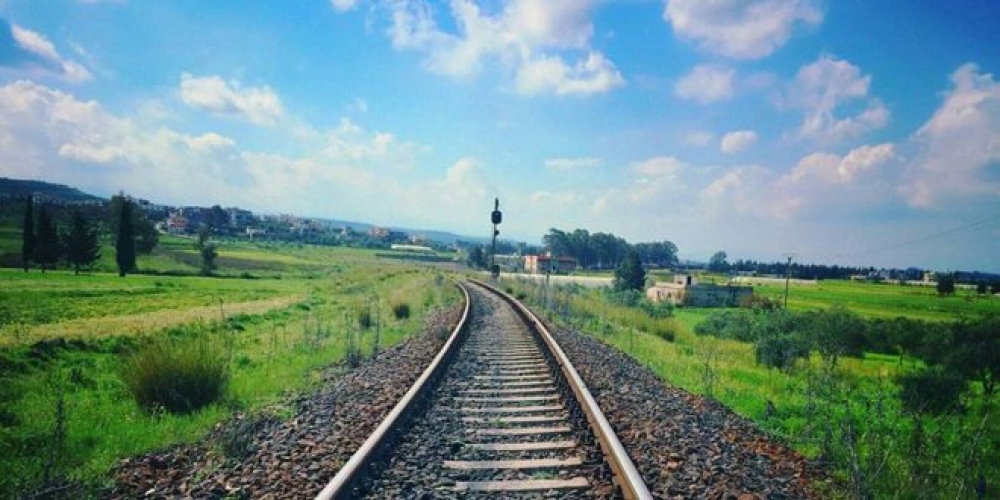 وفاة طفل وإصابة آخر في حادث صدم على سكة قطار في حمص