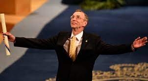 عالم الأحياء السويدي / سفانتي بابو / يفوز بجائزة نوبل للطب لعام 2022