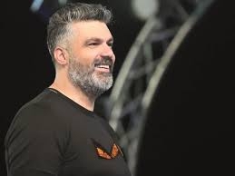 حقيقة توقيف فارس كرم في المطار!