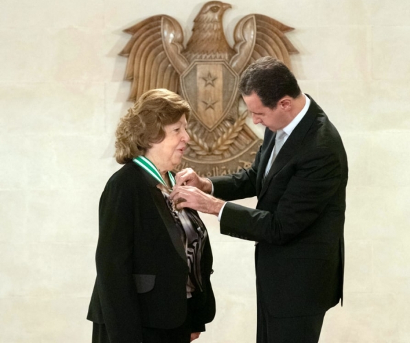 الرئيس الأسد يقلد وسام أمية الوطني ذا الرصيعة للدكتورة نجاح العطار نائب رئيس الجمهورية