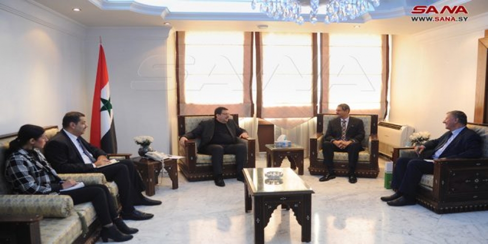 وزير الإعلام يبحث مع السفير الباكستاني تطوير مذكرات التفاهم القائمة بين البلدين