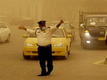 عاصفة رملية شديدة تضرب دير الزور مساء أمس وتتسبب بقلع عدد كبير من الأشجار