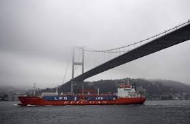 السلطات التركية تغلق مضيق البوسفور بسبب الأحوال الجوية