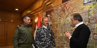 بتوجيه من الرئيس الأسد.. محافظ حلب يكرم رجل إطفاء وشرطياً لأمانتهما خلال عمليات الإنقاذ في حي الشعار