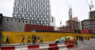 إخلاء موظفي السفارة الأمريكية في لندن بعد بلاغ عن ترك جسم مشبوه قربها