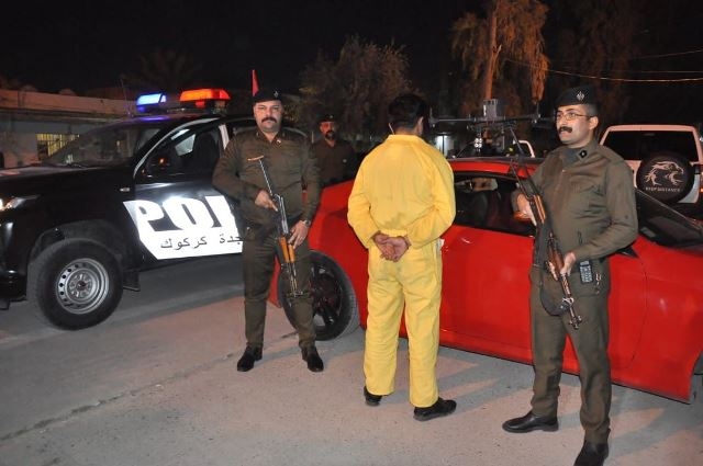 سائق سيارة يعترض طريق سيارة اسعاف ويمنعها من المرور في العراق