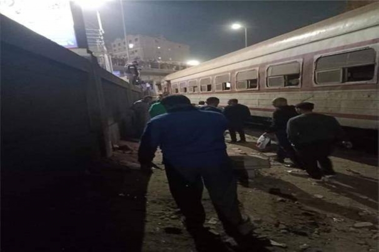 مصرع شخصين وإصابة نحو 20 آخرين في حادث قطار شمال القاهرة