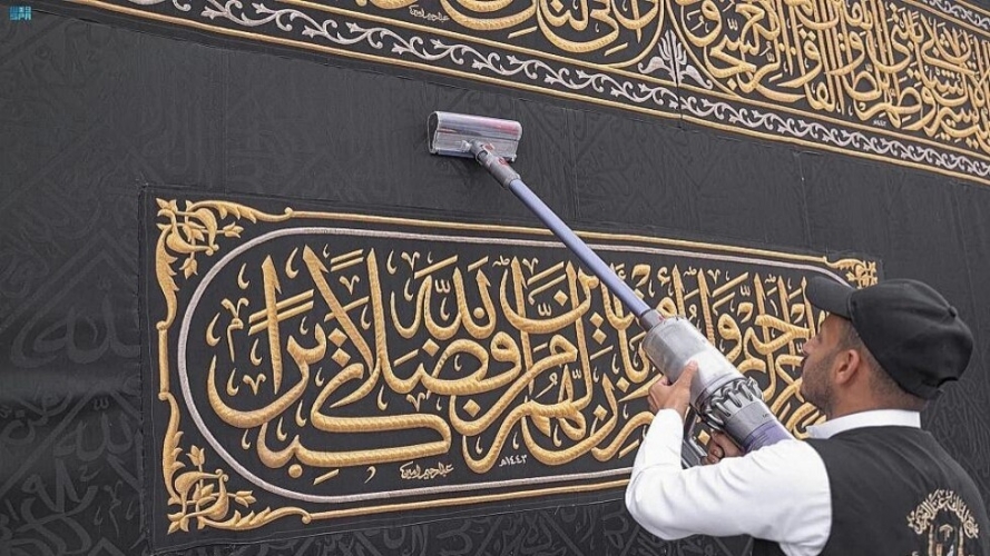 بمناسبة قدوم شهر رمضان.. الكعبة ترتدي كسوتها الجديدة