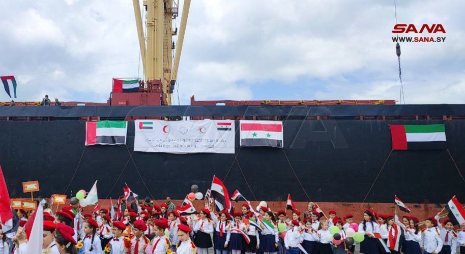 تحمل 2215 طنا.. سفينة مساعدات إماراتية تصل مرفأ اللاذقية  
