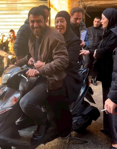 القديرة منى واصف على الدراجة النارية برفقة ممثل لبناني!