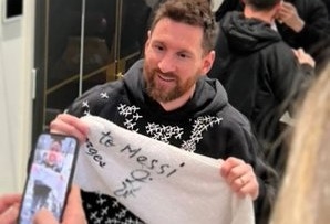 سلطان الطرب الوسوف يقدم هدية خاصة إلى النجم الأرجنتيني ليونيل ميسي