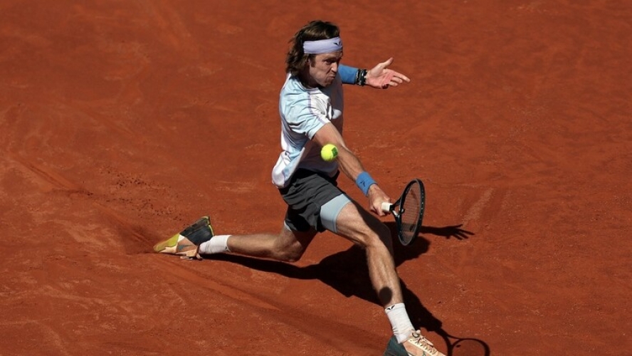 الروسي روبليف يصعد إلى الدور الثالث من بطولة روما للتنس