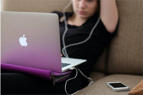 دراسة أسترالية تكشف عن مخاطر كبيرة يتعرض لها مدمنو موقع يوتيوب