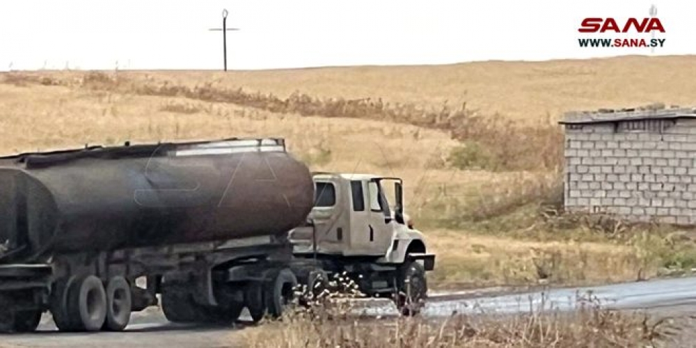 الاحتلال الأمريكي يسرق كمية جديدة من النفط السوري وينقله إلى قواعده شمال العراق