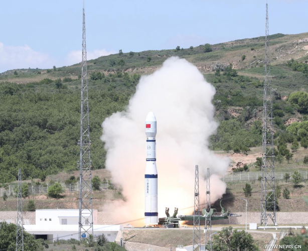 الصين تطلق قمرا اصطناعيا جديدا لإجراء التجارب في الفضاء