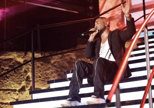 أحمد سعد يبكي في تونس.. ومفاجأة على الطائرة!