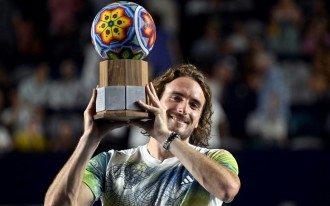 تسيتسيباس يحرز لقب لوس كابوس للتنس