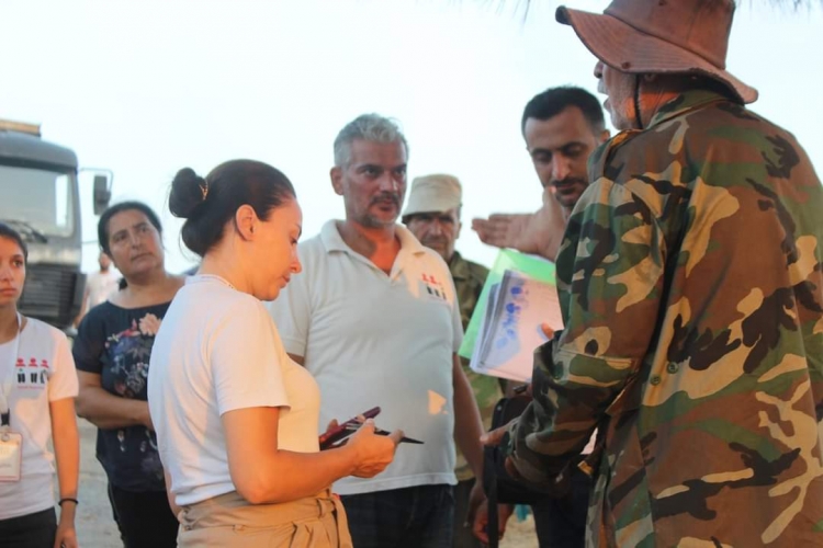 توزيع مواد غذائية وإغاثية للمتضررين من الحرائق في قرى الريف الشمالي