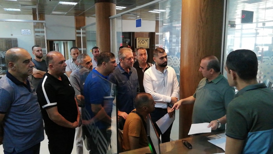 وزير الإدارة المحلية والبيئة يتفقد سير اجراءات الاستفادة من الصندوق الوطني للمتضررين من الزلزال في مركز خدمة المواطن باللاذقية