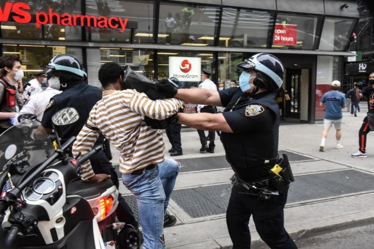 دعوى قضائية تتهم شرطة بيفرلي هيلز الأمريكية بممارسة التمييز العنصري بحق سائقي السيارات السود