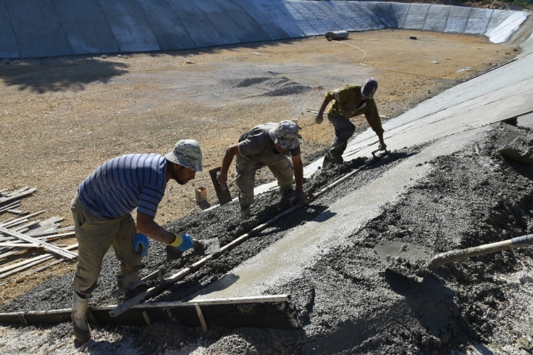 وزير الموارد المائية يطلع على واقع العمل في مشروعي خزانين لحصاد المياه في منطقة القدموس