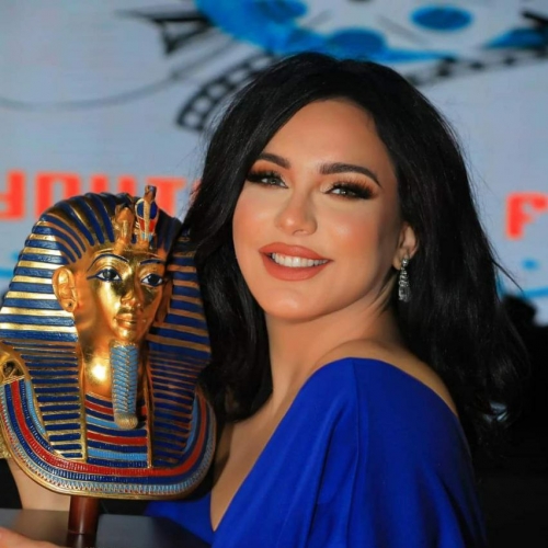 سلاف فواخرجي تهدي تكريمها في مصر لبلدها سورية