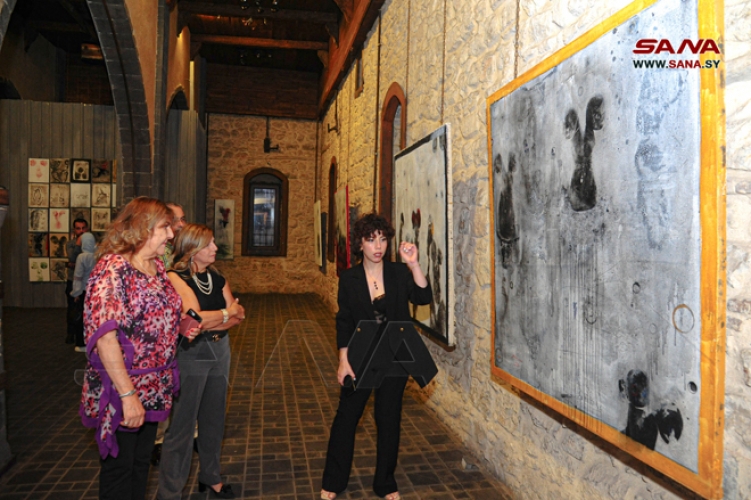 سراب عيسى.. تجول في عوالم المرأة عبر لوحات معرضها (أنثى)