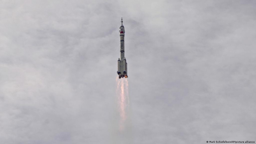 الصين تطلق سفينة مأهولة جديدة إلى محطتها الفضائية