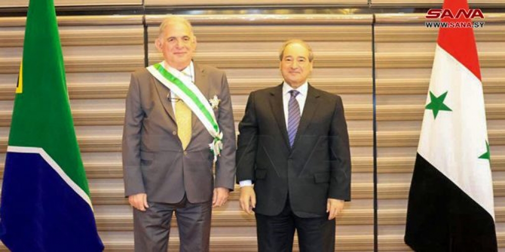 الرئيس الأسد يمنح سفير جنوب إفريقيا في سورية وسام الاستحقاق السوري من الدرجة الممتازة