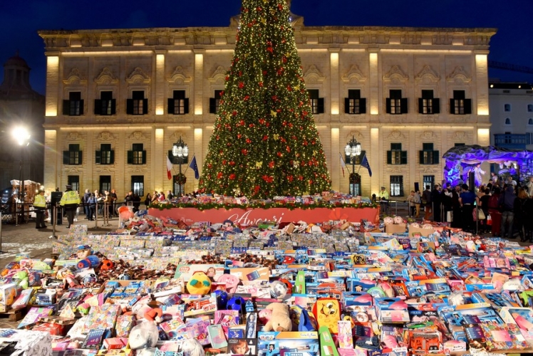 مقالة: الأمريكيون والأوروبيون يشدون الأحزمة على البطون في موسم عيد الميلاد 2023