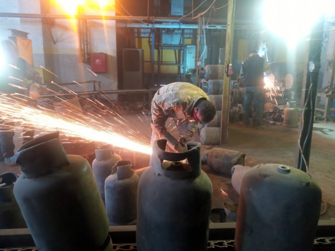 وزير النفط يتفقد عمل ورشة صيانة أسطوانات الغاز ومستودعات تشرين البترولية بحمص