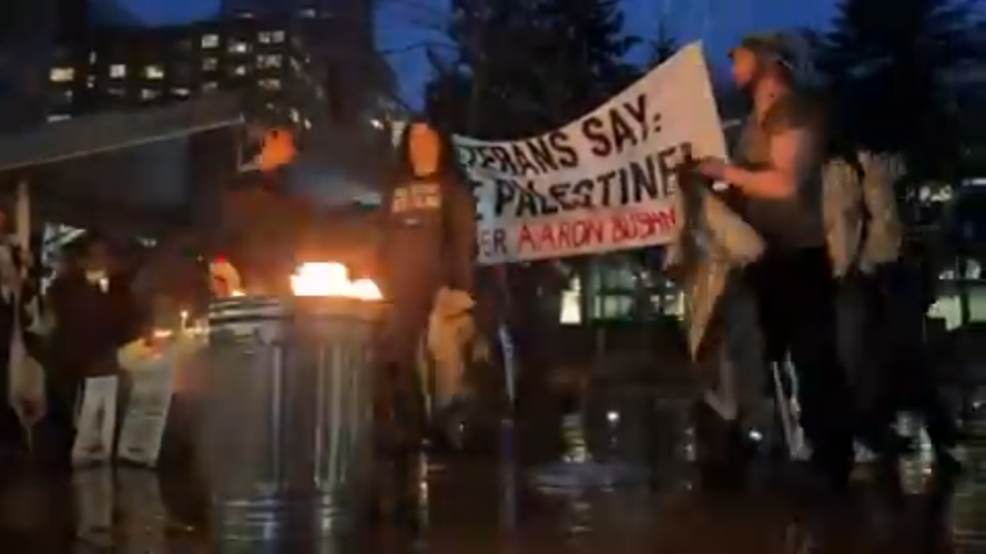 جنود أمريكيين يحرقون زيهم العسكري أمام سفارة الاحتلال 