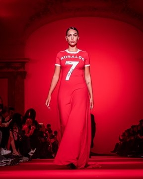 إطلالة مثيرة لجورجينا بـ