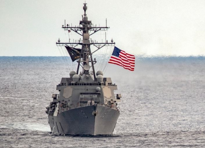 القواتِ اليمنية تستهدف سفينة إسرائيلية ومدمرة أمريكية في البحر الأحمر وتوسع عملياتها لتشمل المحيط الهندي 