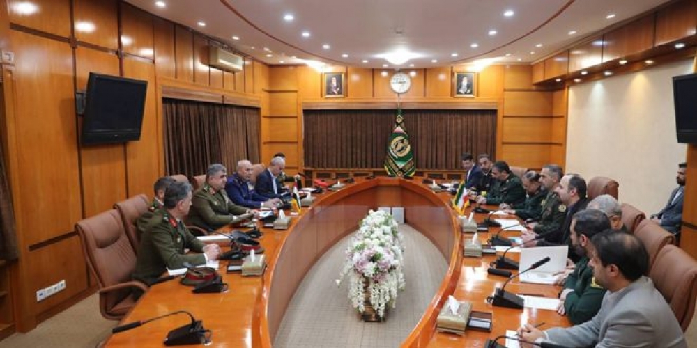 وزير الدفاع يلتقي نظيره الإيراني في إطار توطيد أواصر العلاقة بين البلدين الصديقين