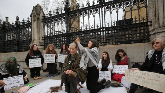 بريطانيات يحلقن رؤوسهن أمام البرلمان تضامنا مع نساء غزة