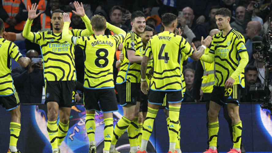 أرسنال يهزم برايتون بثلاثية نظيفة وينتزع صدارة الدوري الإنجليزي