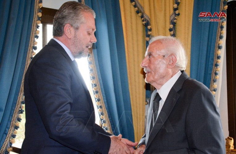 باسم الرئيس الأسد.. محافظ اللاذقية يعزي بوفاة زوجة العمـ،ـاد علي أصـ،ـلان