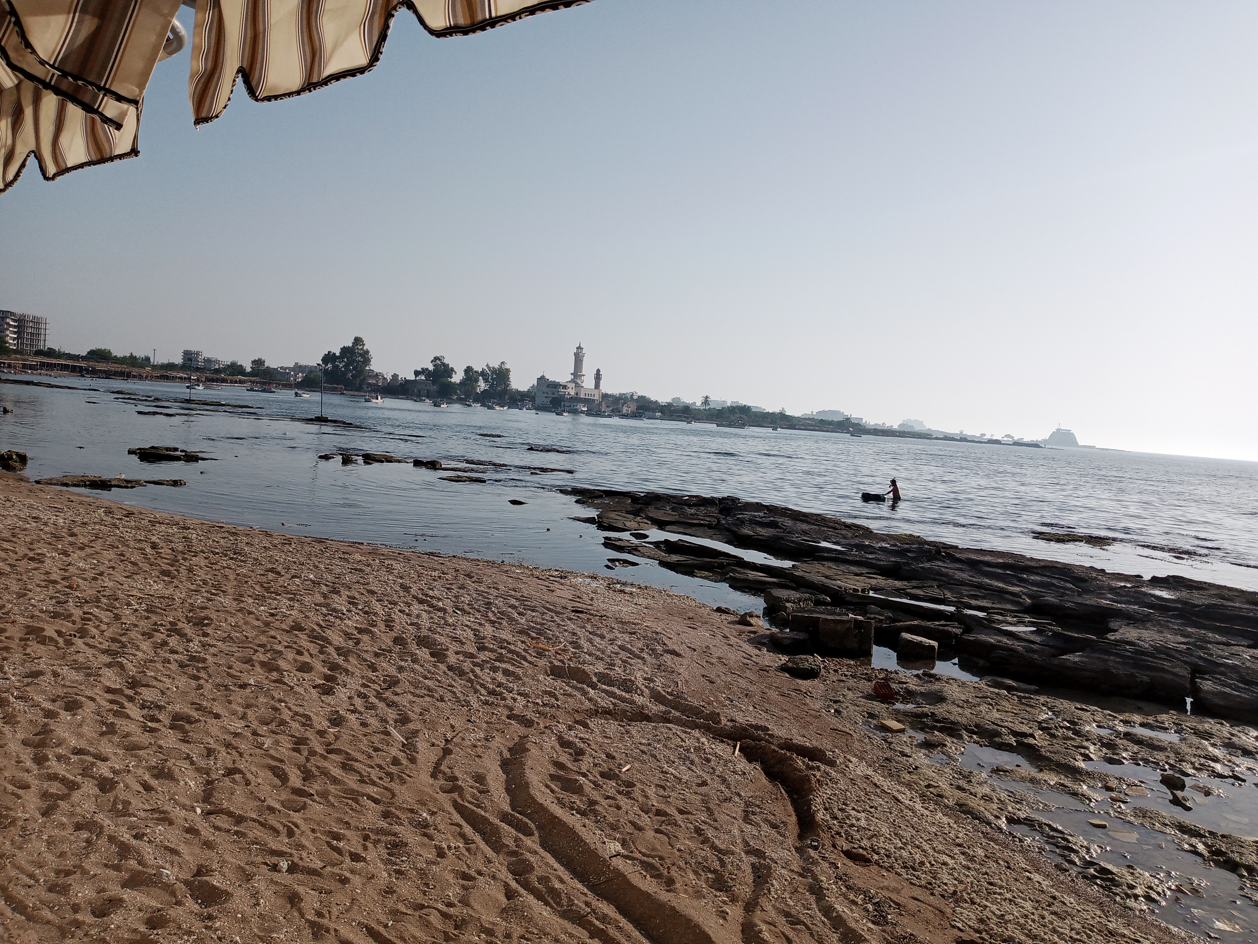 الحرارة إلى ارتفاع والجو سديمي في المناطق الشرقية والجزيرة والبادية