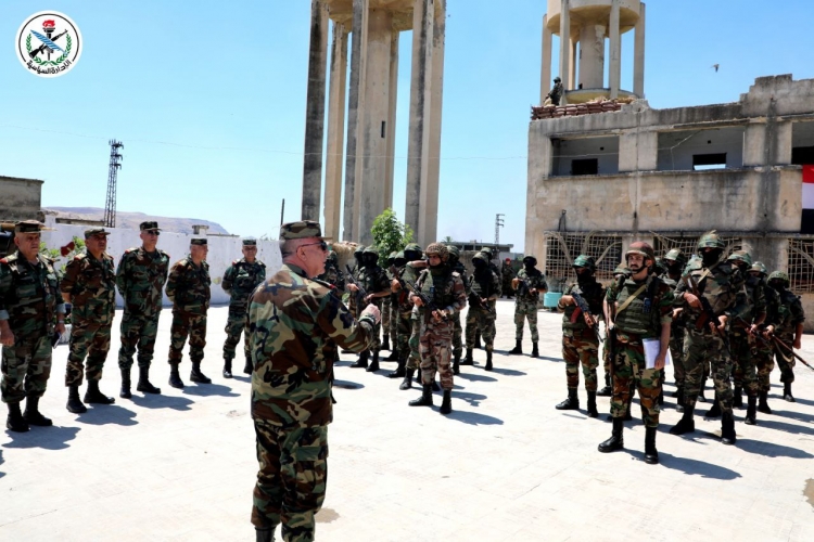 بتوجيه من الرئيس الأسد… العماد إبراهيم يزور عدداً من قواتنا العاملة في أرياف حماة وإدلب ودير الزور والجرحى في مشفى حلب