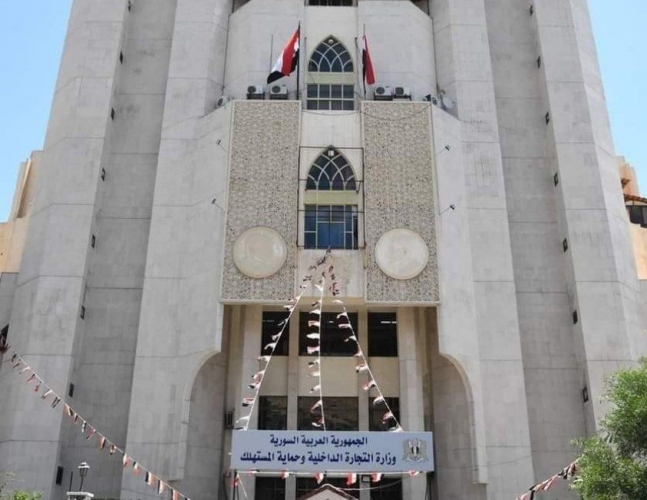 التجارة الداخلية: لجنة لإعادة دراسة تكاليف المواد والسلع الأساسية على أرض الواقع