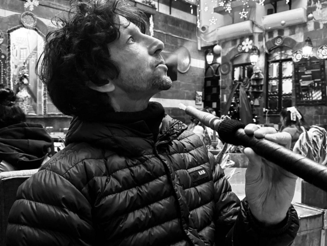 صحفي إسرائيلي ينفث دخان نرجيلته في قلب دمشق ويثير جدلاً في سوريا