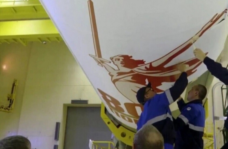 روس كوسموس تجهز 