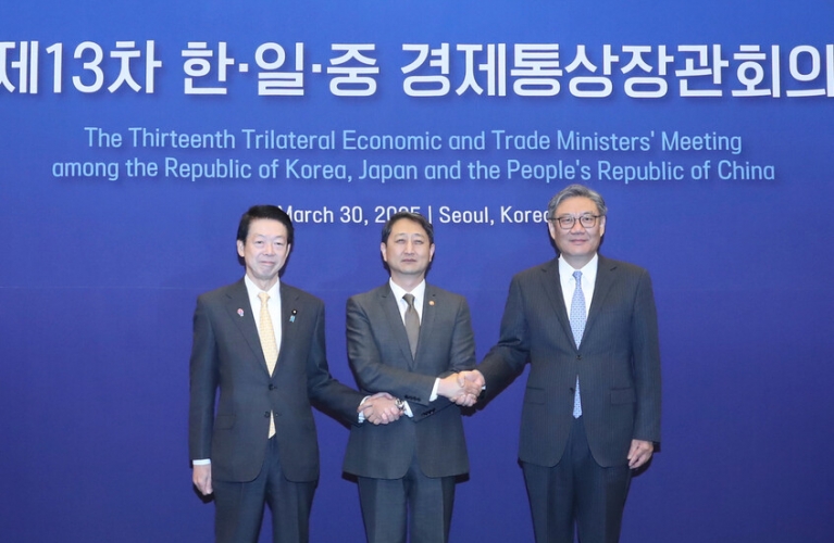 اتفاق بين الصين واليابان وكوريا الجنوبية على رد مشترك على الرسوم الجمركية الأمريكية