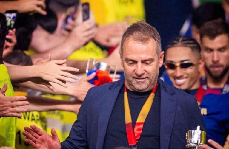 برشلونة يكافئ مدربه هانز فليك