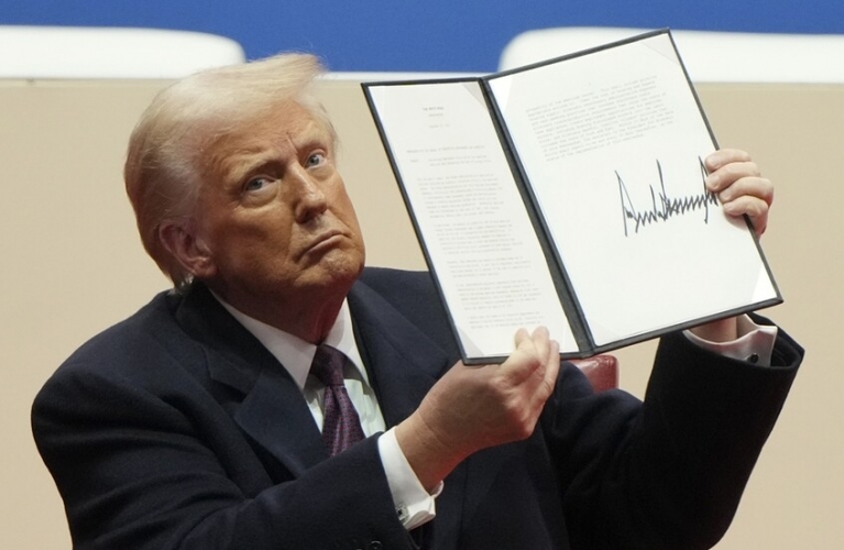 إدارة ترامب تدعو لمراجعة برنامج الرعاية الصحية للمتحولين جنسياً