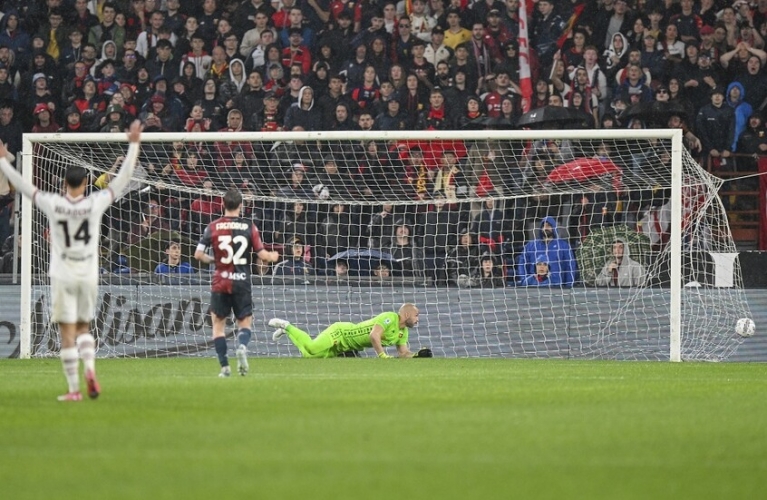 ميلان يهزم مضيفه جنوى بثنائية في عقر داره 